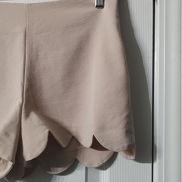 Monteau light tan color scallop hem shorts Sz M - Picture 2 of 5